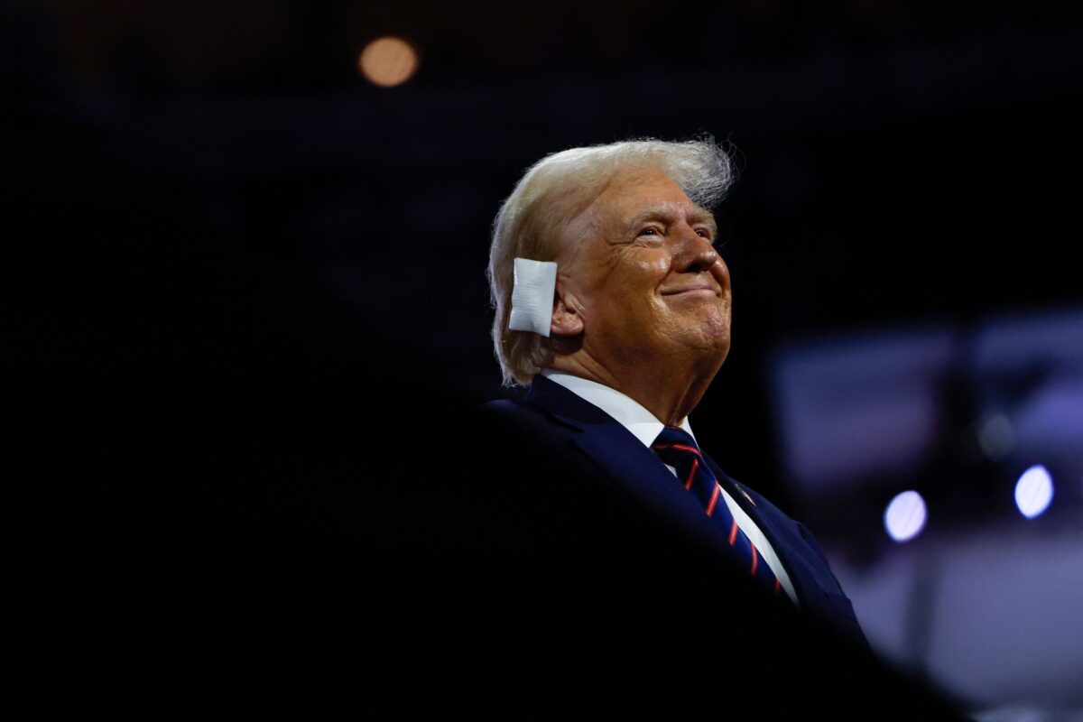 Taraftarlarından Trump’a destek: Kulaklarını bandajladılar