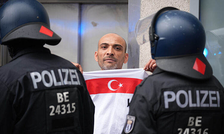 Berlin'de bazı Türk taraftarlara gözaltı 1 Berlin’de bazı Türk taraftarlara gözaltı