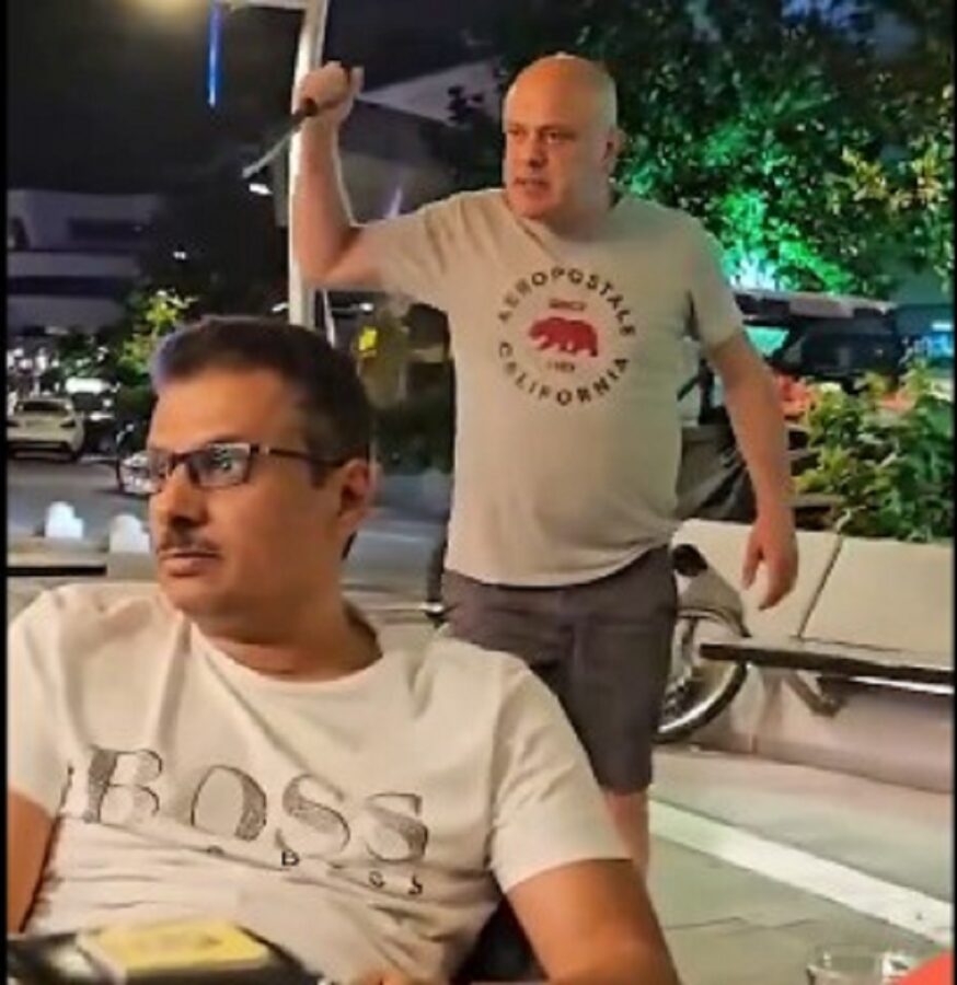 Elinde bıçakla küfürler savurup Arapları tehdit etti 3 Elinde bıçakla küfürler savurup Arapları tehdit etti