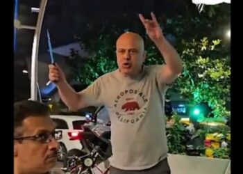 Elinde bıçakla küfürler savurup Arapları tehdit etti