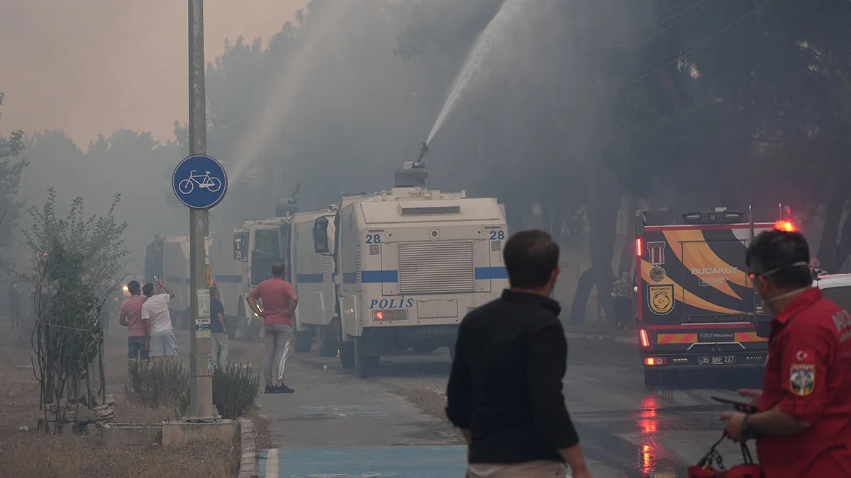 Buca ve Gaziemir’de orman yangınları: Alevler yerleşim yerlerine yaklaştı 3 Buca ve Gaziemir’de orman yangınları: Alevler yerleşim yerlerine yaklaştı