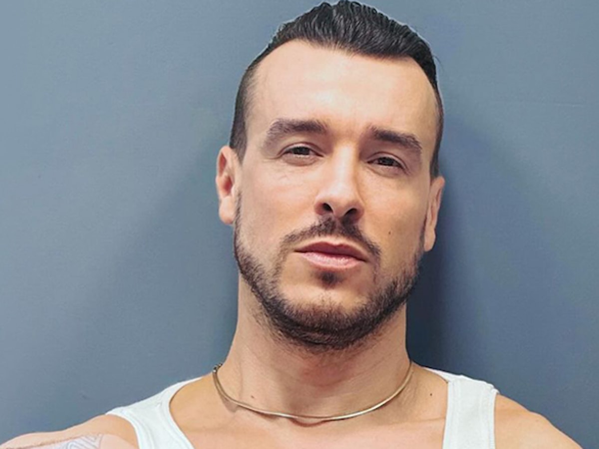 Cem Adrian'a Van konserinde su şişesi fırlatıldı