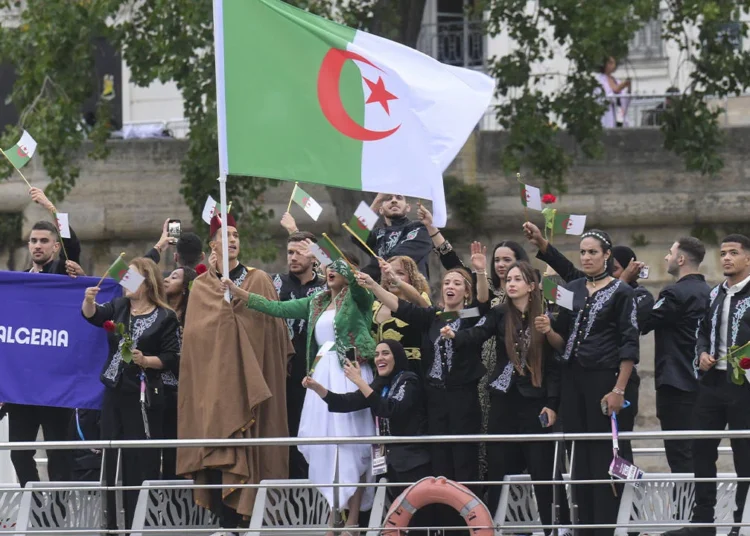 Cezayir olimpiyat kafilesi, Paris’te katledilen Cezayirlileri Sen Nehri'ne gül atarak andı 1 Cezayir olimpiyat kafilesi, Paris’te katledilen Cezayirlileri Sen Nehri’ne gül atarak andı