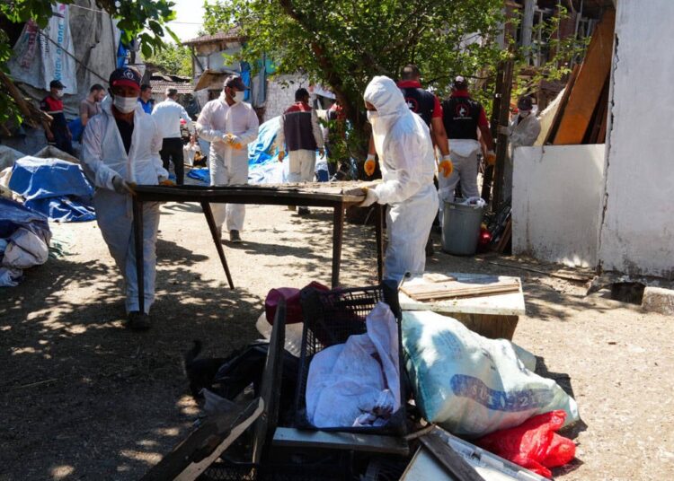 Düzce'de bir evden 42 kamyon çöp çıkarıldı 1 Düzce’de bir evden 42 kamyon çöp çıkarıldı