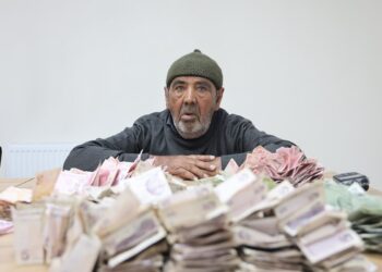 Dilencinin üzerinden çıkan paralar şoke etti
