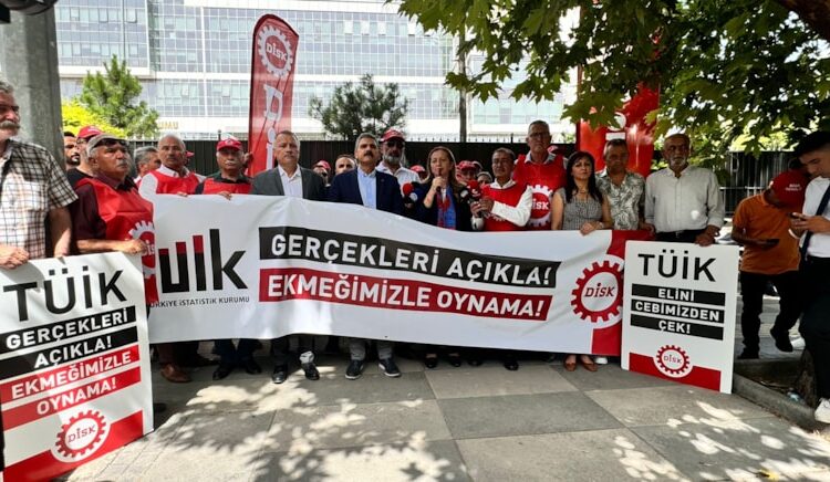DİSK, TÜİK önünde protesto yaptı: Enflasyonun sebebi ücretler değil 1 DİSK, TÜİK önünde protesto yaptı: Enflasyonun sebebi ücretler değil