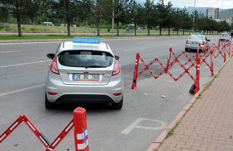 Sürücü adaylarına park manevrasında iki deneme hakkı 1 Sürücü adaylarına park manevrasında iki deneme hakkı