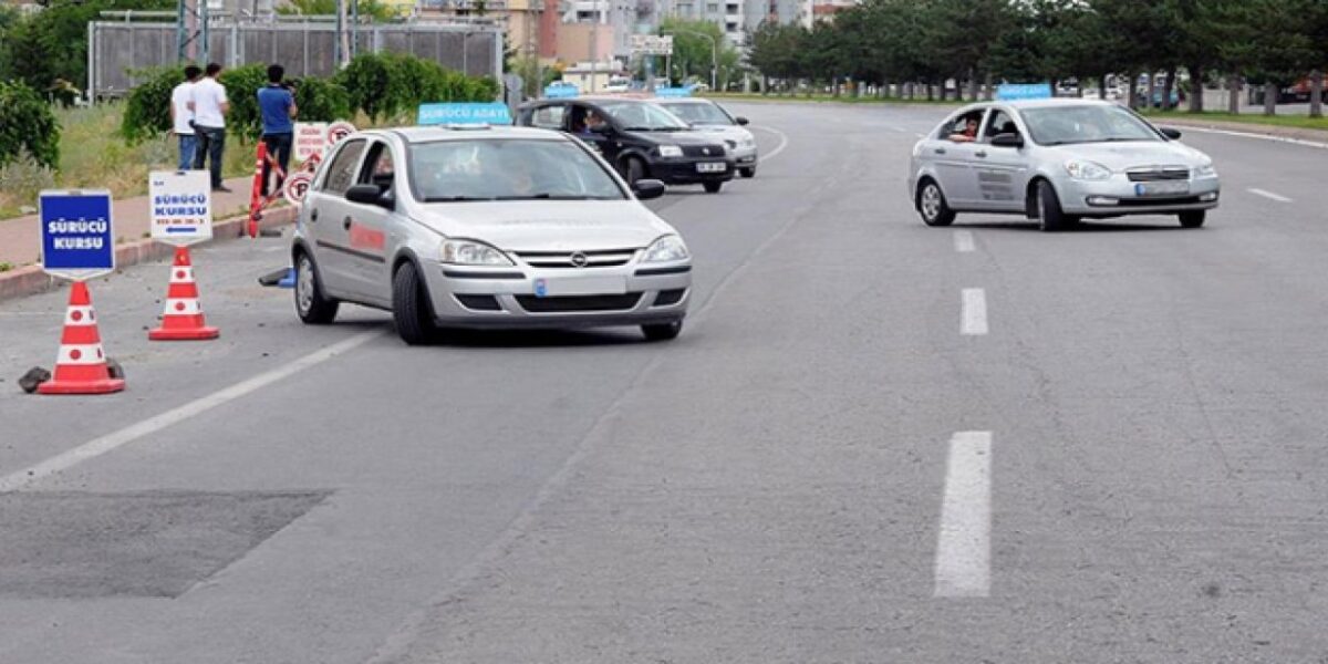 Sürücü adaylarına park manevrasında iki deneme hakkı 4 Sürücü adaylarına park manevrasında iki deneme hakkı