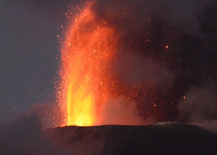 Etna Yanardağı harekete geçti: Küller 4,5 kilometre yüksekliğe ulaştı 1 Etna Yanardağı harekete geçti: Küller 4,5 kilometre yüksekliğe ulaştı
