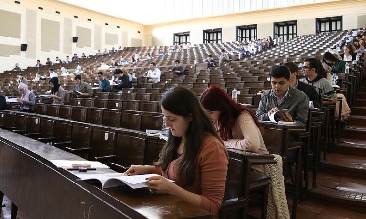 Eğitim fakültelerinde kontenjanlar azaltıldı
