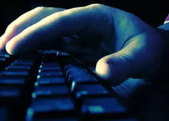 Sığınmacılara karşı ayaklanma çağrısı yapan hesap bir çocuğun çıktı