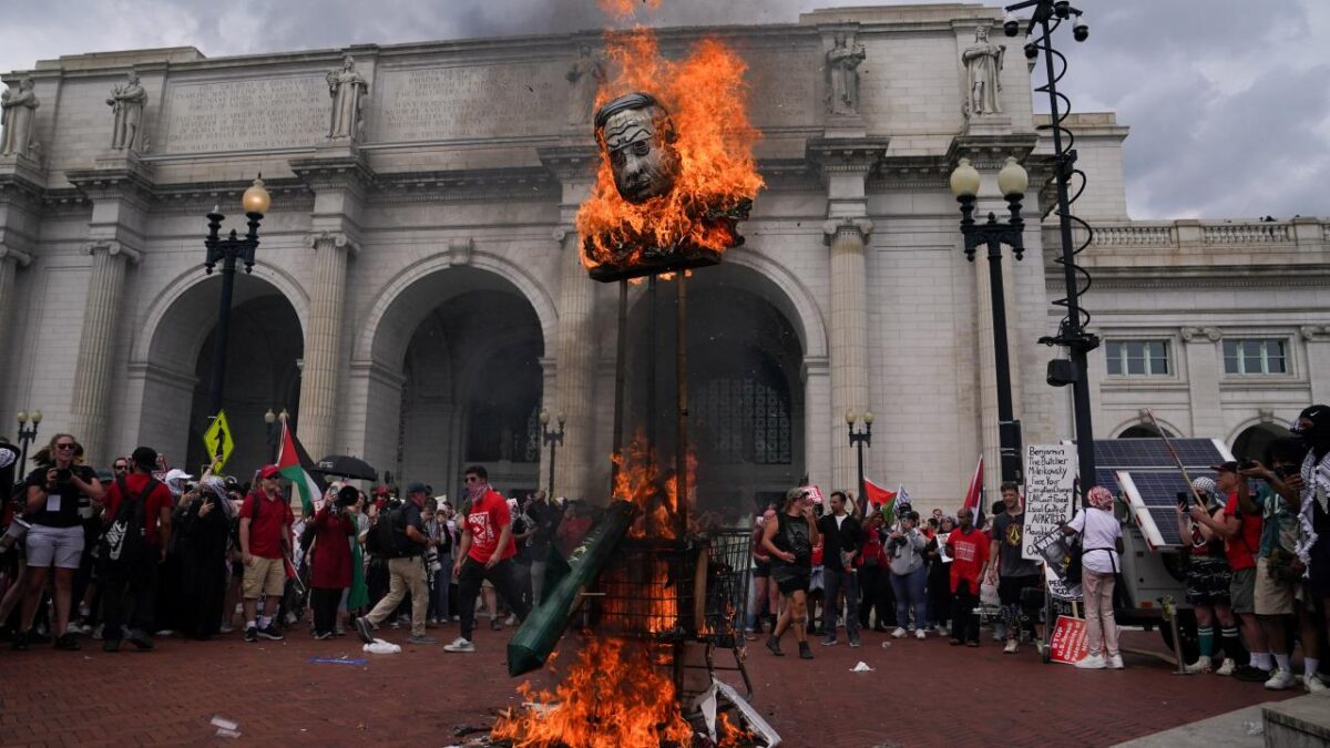 Katil Netanyahu'ya Washington'da dev protesto