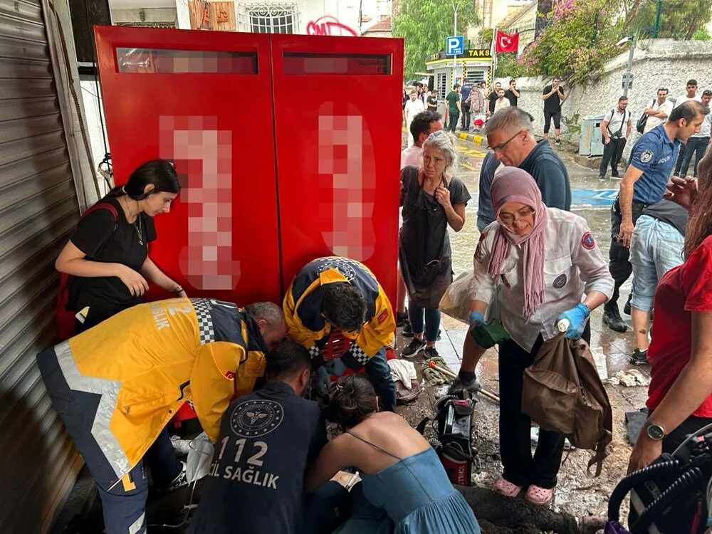 Yoldaki su birikintisinde elektrik akımına kapılan 2 kişiden acı haber 4 Yoldaki su birikintisinde elektrik akımına kapılan 2 kişiden acı haber