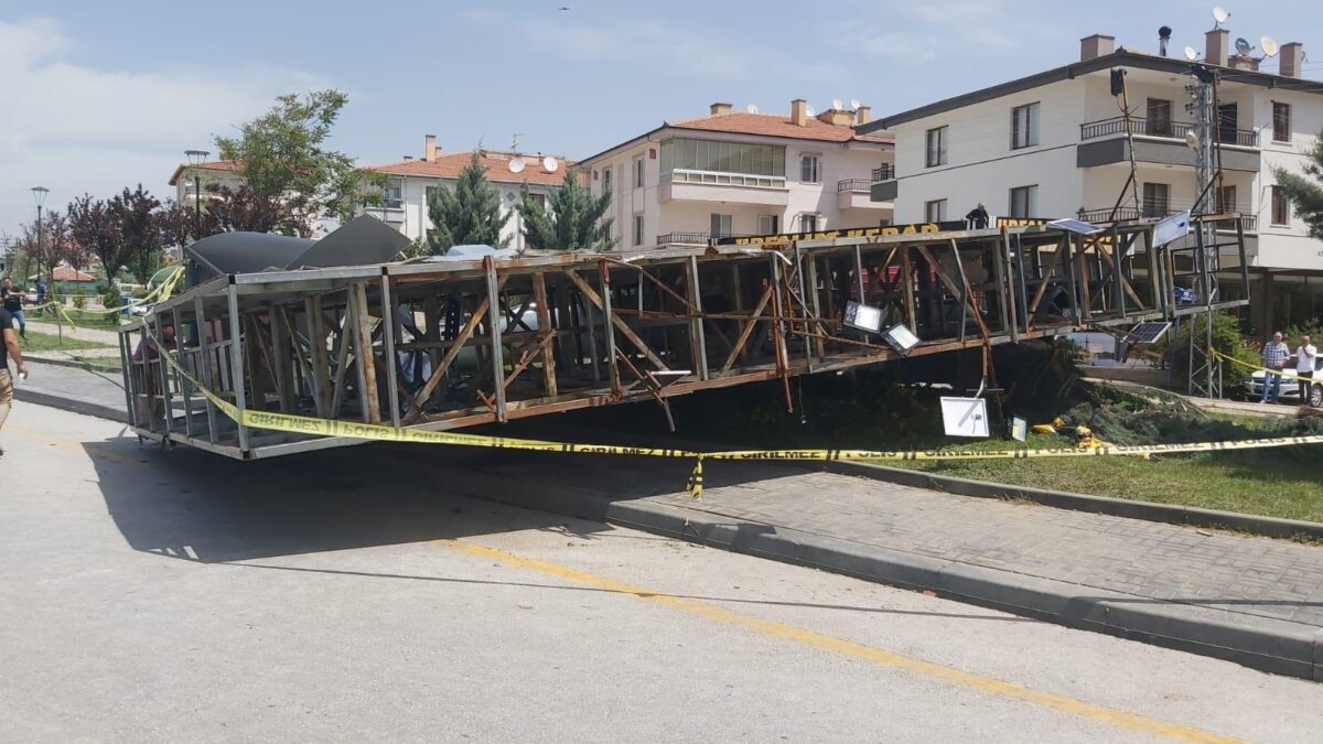 Yoldaki su birikintisinde elektrik akımına kapılan 2 kişiden acı haber 7 Yoldaki su birikintisinde elektrik akımına kapılan 2 kişiden acı haber