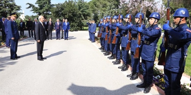 Aslı Güney yazdı l Ya TSK mensupları da Özel’in elini öperse! 2 Aslı Güney yazdı l Ya TSK mensupları da Özel’in elini öperse!