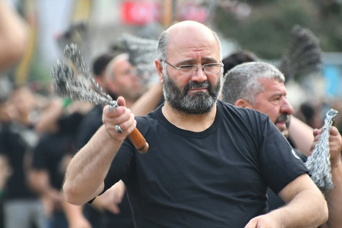 Kerbela şehitleri ağıtlarla ve zincirle vurmalarla anıldı 4 Kerbela şehitleri ağıtlarla ve zincirle vurmalarla anıldı
