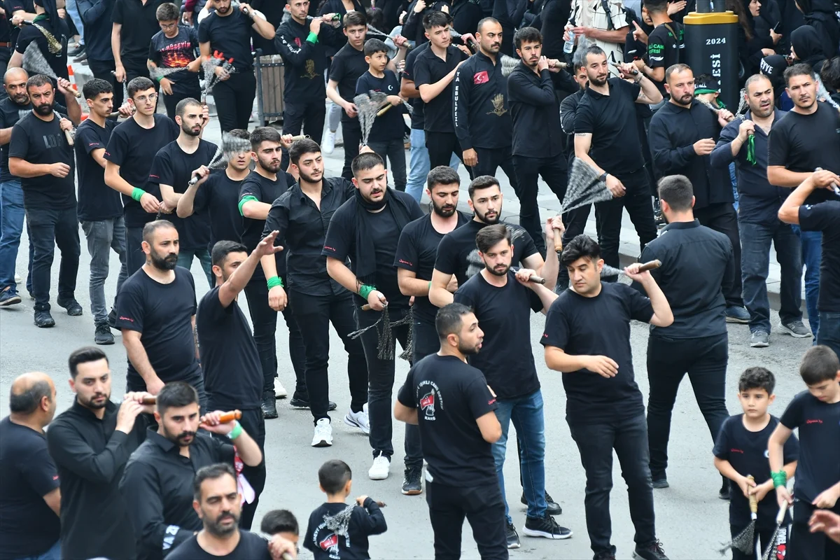 Kerbela şehitleri ağıtlarla ve zincirle vurmalarla anıldı 3 Kerbela şehitleri ağıtlarla ve zincirle vurmalarla anıldı