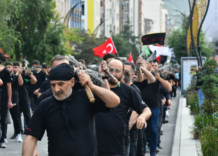 Kerbela şehitleri ağıtlarla ve zincirle vurmalarla anıldı 1 Kerbela şehitleri ağıtlarla ve zincirle vurmalarla anıldı