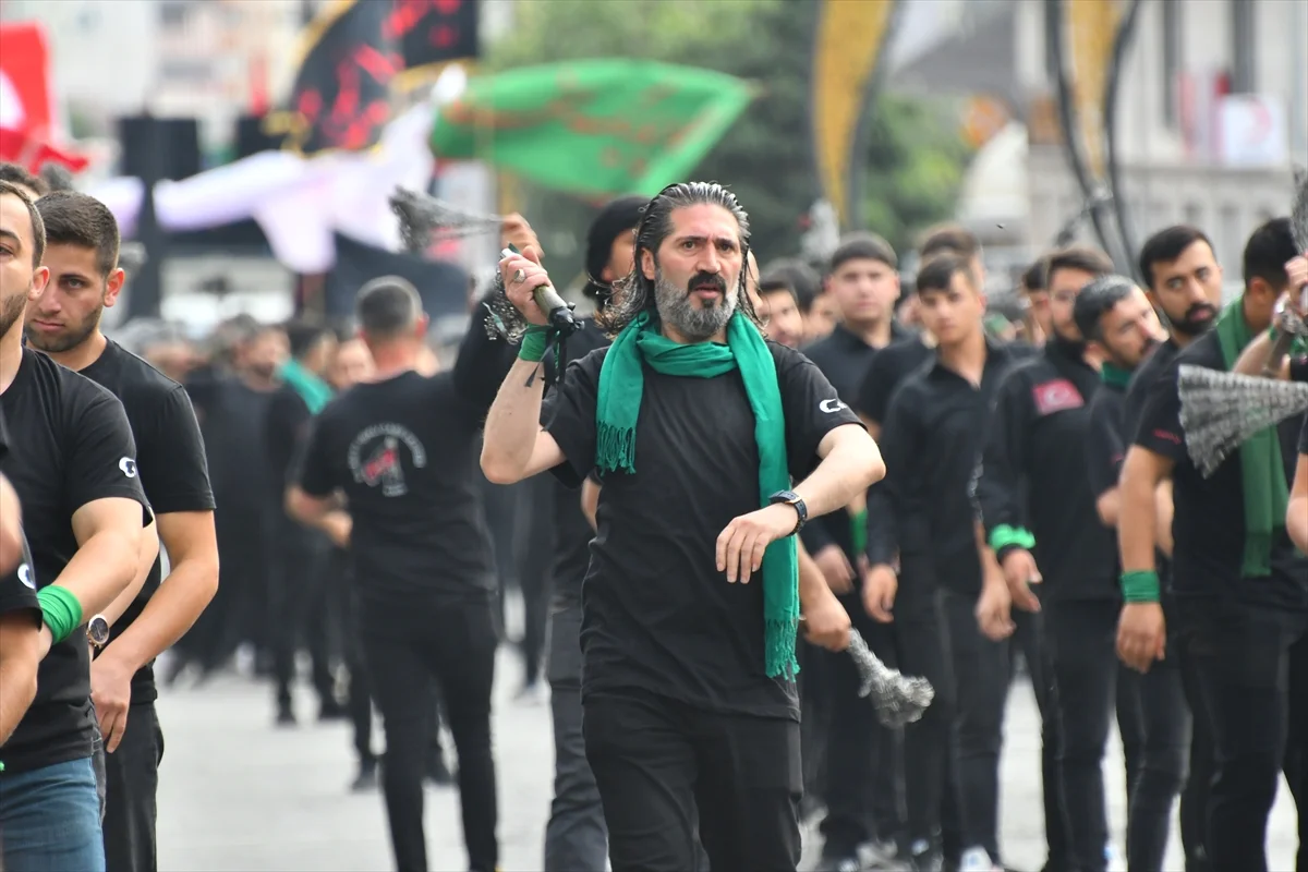 Kerbela şehitleri ağıtlarla ve zincirle vurmalarla anıldı 2 Kerbela şehitleri ağıtlarla ve zincirle vurmalarla anıldı