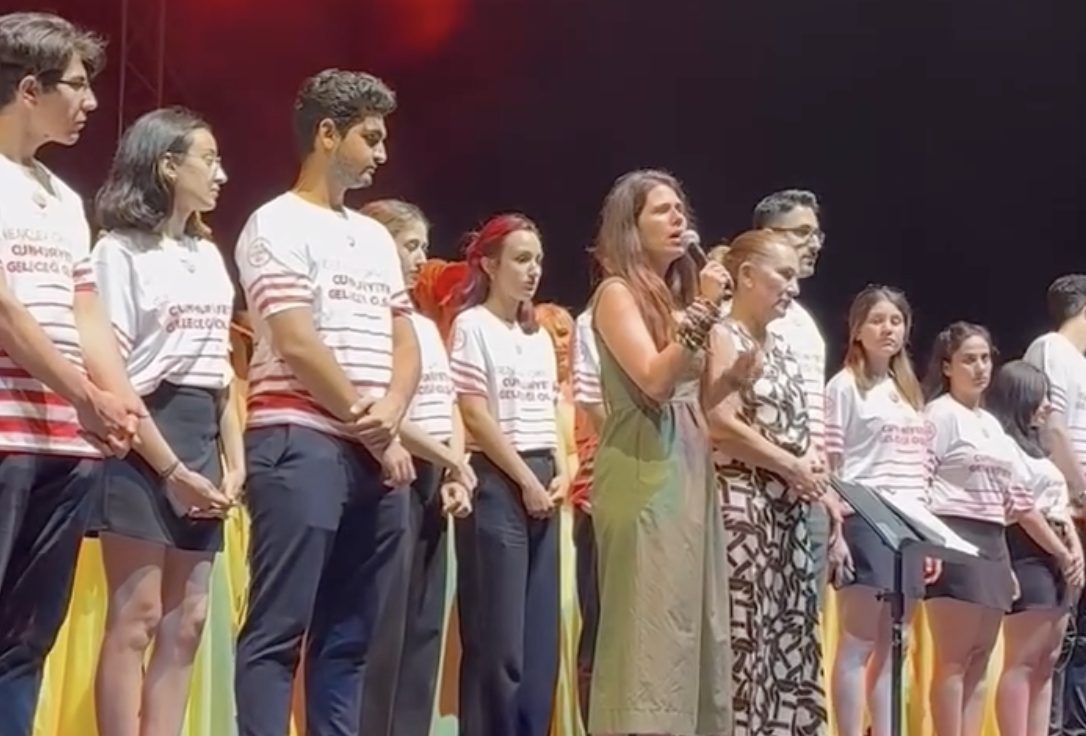 Çeşme’ye konsere gelen Yunan şarkıcı, Türk bayrağının indirilmesini isteyince kriz çıktı 2 Çeşme’ye konsere gelen Yunan şarkıcı, Türk bayrağının indirilmesini isteyince kriz çıktı