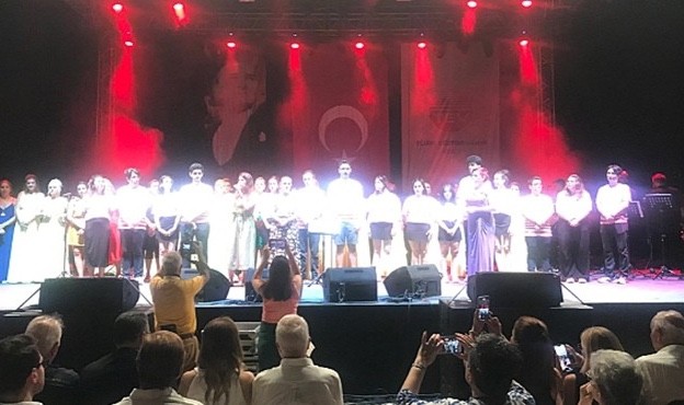 Çeşme’ye konsere gelen Yunan şarkıcı, Türk bayrağının indirilmesini isteyince kriz çıktı 3 Çeşme’ye konsere gelen Yunan şarkıcı, Türk bayrağının indirilmesini isteyince kriz çıktı