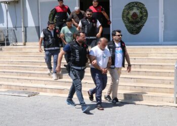 Polis kılığında kuyumcunun evini basıp altınlarını çaldılar