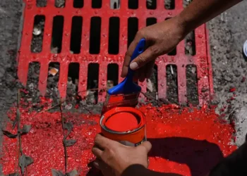 İzmir’de tepki için mazgallar kırmızıya boyandı