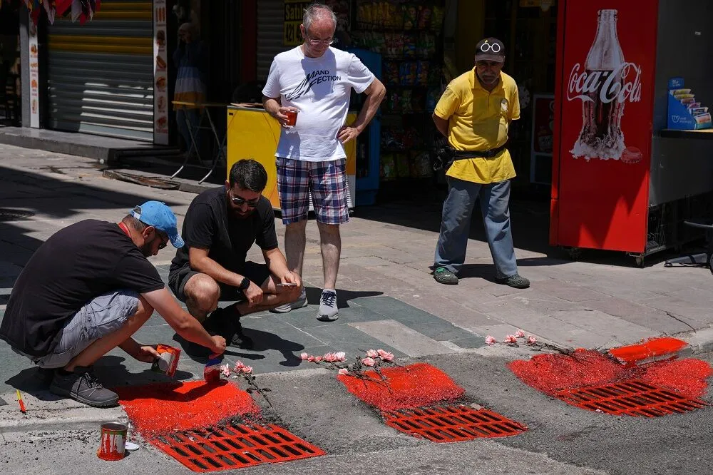 İzmir’de tepki için mazgallar kırmızıya boyandı