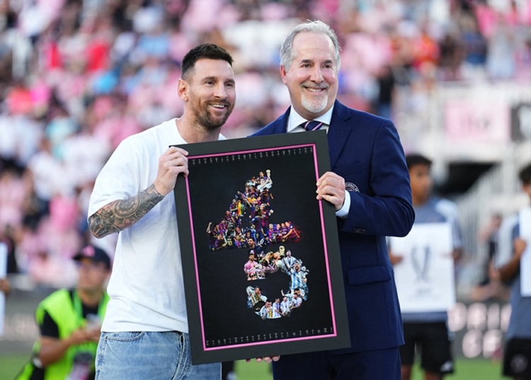 Lionel Messi'ye 45’inci kupası için özel tören düzenlendi 1 Lionel Messi’ye 45’inci kupası için özel tören düzenlendi