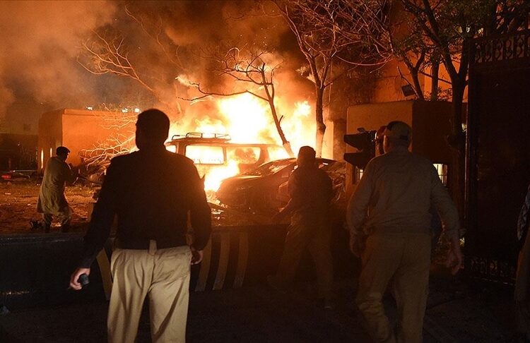 Pakistan’da askeri üsse saldırı: 8 ölü