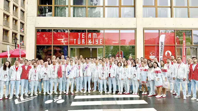 Türkiye'nin Olimpiyat kıyafeti sosyal medyada alay konusu oldu