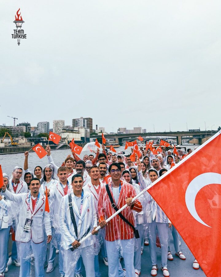 Türkiye'nin Olimpiyat kıyafeti sosyal medyada alay konusu oldu