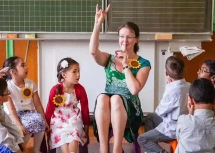 Birbirine benzeyen Bozkurt selamı ve sessizlik tilkisi işareti, Almanya’da krize neden oldu 1 Birbirine benzeyen Bozkurt selamı ve sessizlik tilkisi işareti, Almanya’da krize neden oldu