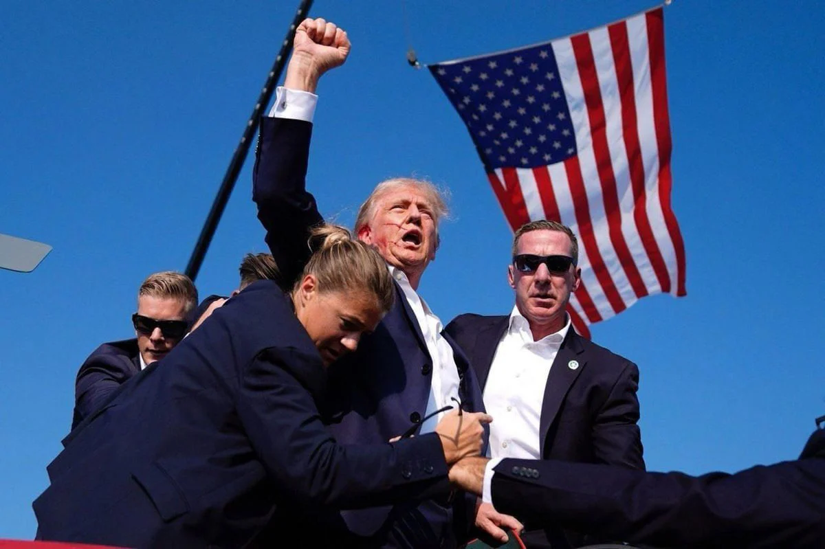 Trump'a mitingde silahlı saldırı, kurşun kulağını sıyırdı geçti 4 Trump'a mitingde silahlı saldırı, kurşun kulağını sıyırdı geçti
