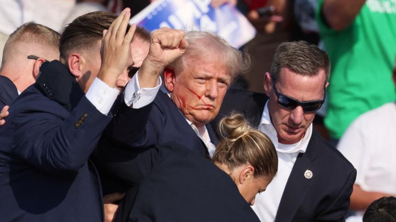 Trump'a mitingde silahlı saldırı, kurşun kulağını sıyırdı geçti 2 Trump'a mitingde silahlı saldırı, kurşun kulağını sıyırdı geçti