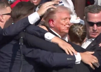 Trump’a mitingde silahlı saldırı, kurşun kulağını sıyırdı geçti