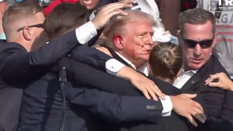 Trump'a mitingde silahlı saldırı, kurşun kulağını sıyırdı geçti 1 Trump’a mitingde silahlı saldırı, kurşun kulağını sıyırdı geçti