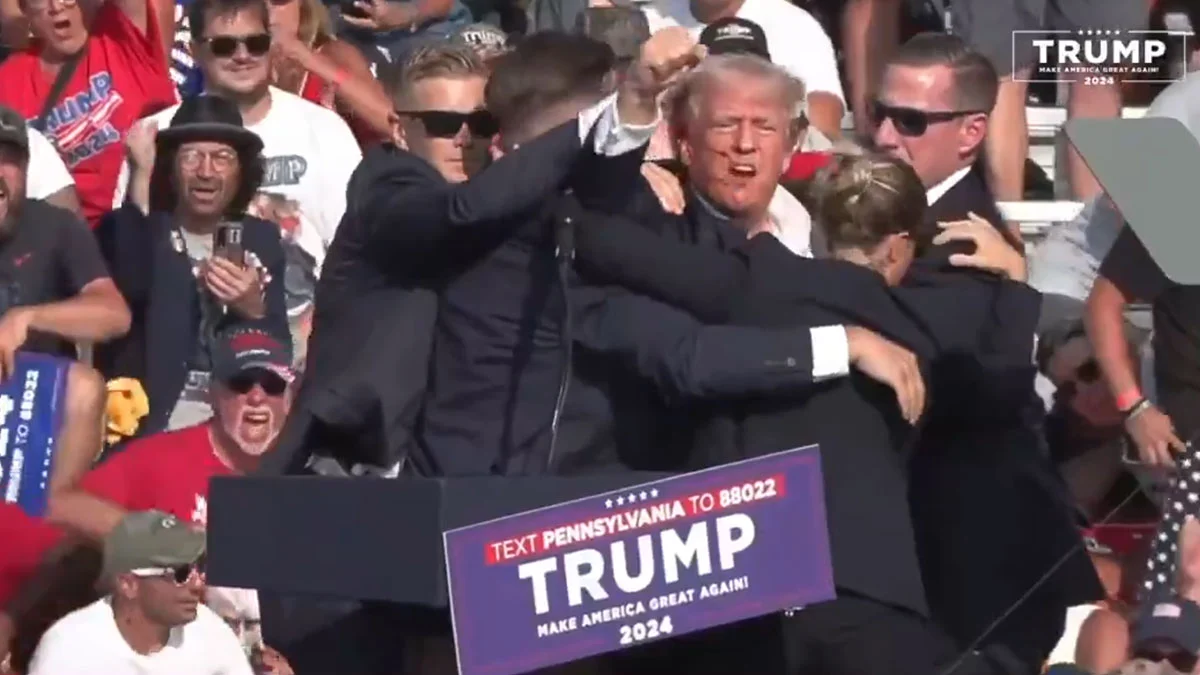Trump'a mitingde silahlı saldırı, kurşun kulağını sıyırdı geçti 3 Trump'a mitingde silahlı saldırı, kurşun kulağını sıyırdı geçti