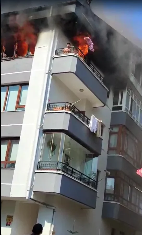 Yangının ortasında kalan çocuk, ıslak bezler ile alevlerden korundu