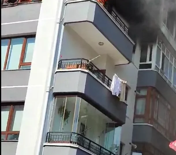Yangının ortasında kalan çocuk, ıslak bezler ile alevlerden korundu