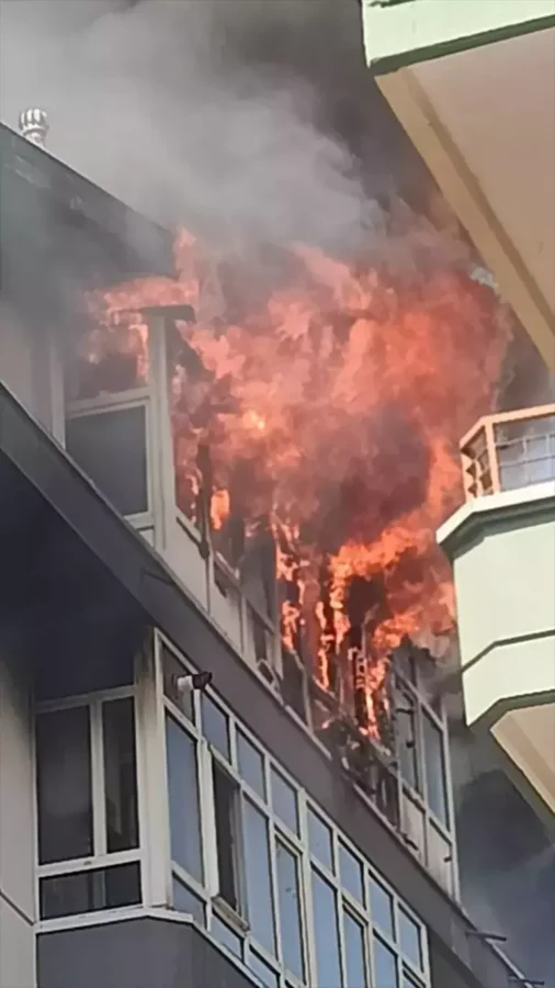 Yangının ortasında kalan çocuk, ıslak bezler ile alevlerden korundu