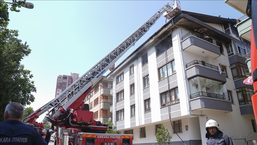 Yangının ortasında kalan çocuk, ıslak bezler ile alevlerden korundu