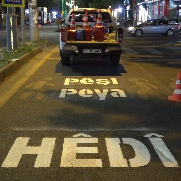 Kürtçe trafik uyarılarını valilik sildirdi, büyükşehir yeniden yazdı 2 Kürtçe trafik uyarılarını valilik sildirdi, büyükşehir yeniden yazdı