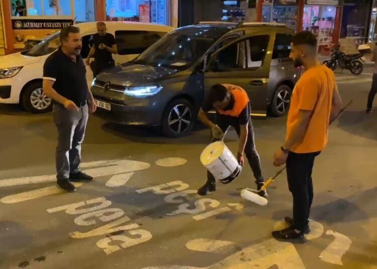 Kürtçe trafik uyarılarını valilik sildirdi, büyükşehir yeniden yazdı 1 Kürtçe trafik uyarılarını valilik sildirdi, büyükşehir yeniden yazdı