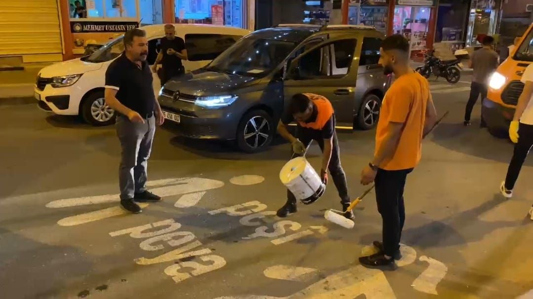 Kürtçe trafik uyarılarını valilik sildirdi, büyükşehir yeniden yazdı 6 Kürtçe trafik uyarılarını valilik sildirdi, büyükşehir yeniden yazdı