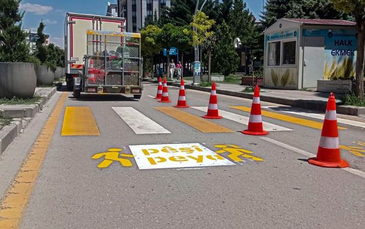 Kürtçe trafik uyarılarını valilik sildirdi, büyükşehir yeniden yazdı 3 Kürtçe trafik uyarılarını valilik sildirdi, büyükşehir yeniden yazdı