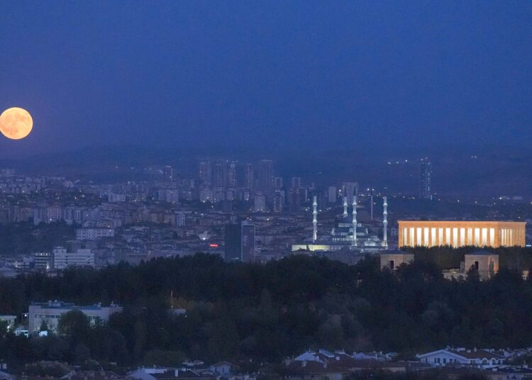 Ankara ve İstanbul’dan ‘Süper Ay’ manzaraları