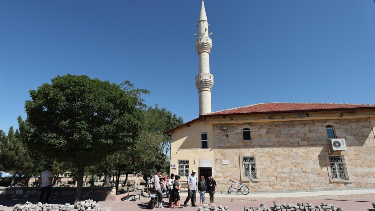 Acıgöl’ün ‘kaplumbağa terbiyecisi’ cami bahçesinde 30 kaplumbağa besliyor 4 Acıgöl’ün ‘kaplumbağa terbiyecisi’ cami bahçesinde 30 kaplumbağa besliyor
