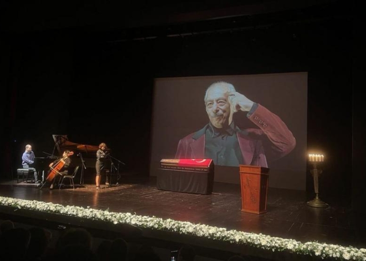 Genco Erkal son yolculuğuna uğurlandı 1 Genco Erkal son yolculuğuna uğurlandı