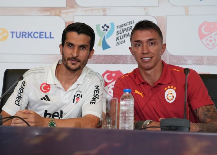 Muslera’dan Necip Uysal’a: Şşş mikrofon açık